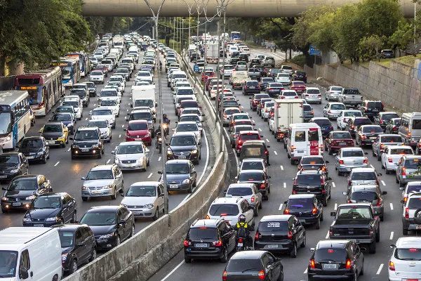 Trânsito intenso em avenida de São Paulo — defesa de CNH, multas e Lei Seca